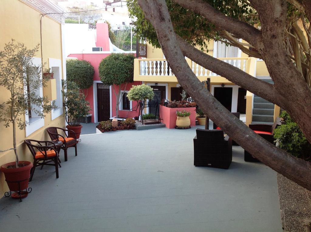 Pansion Zaharoula Hotel Fira  Exterior photo